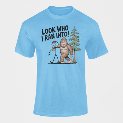 Funny Look Who I Ran Into Bigfoot blue gift T-Shirt